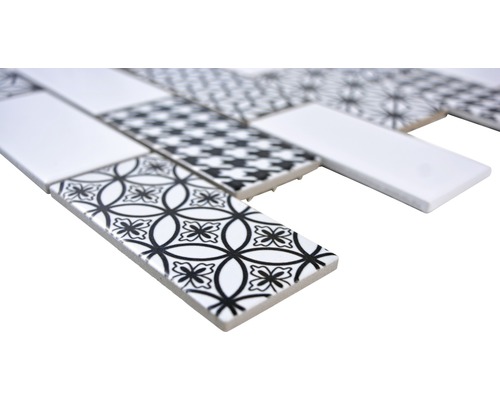 Muster aus weißen und schwarz-weiß gemusterten Mosaikfliesen