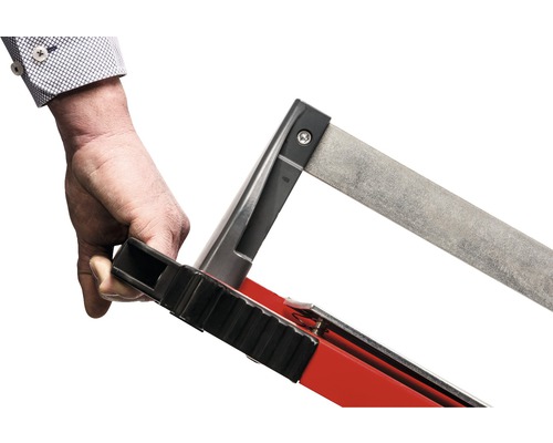 Une main tient une équerre