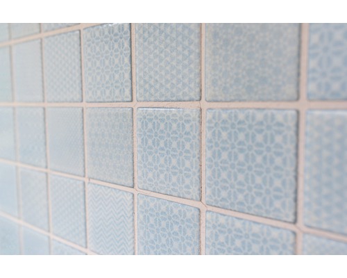 Gros plan de carreaux muraux carrés bleu clair avec différents motifs