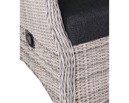 Detailansicht eines Korbsessels mit Polster und Verstellmechanismus