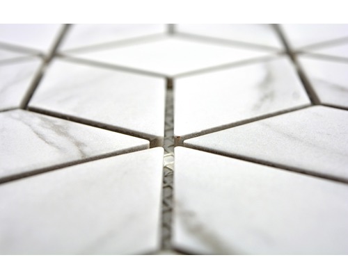 Nahaufnahme von weißen Mosaikfliesen in Rautenform.