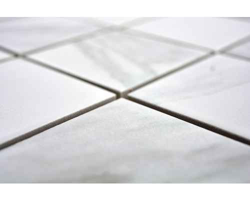 Gros plan de carreaux de marbre carrés et clairs avec joints