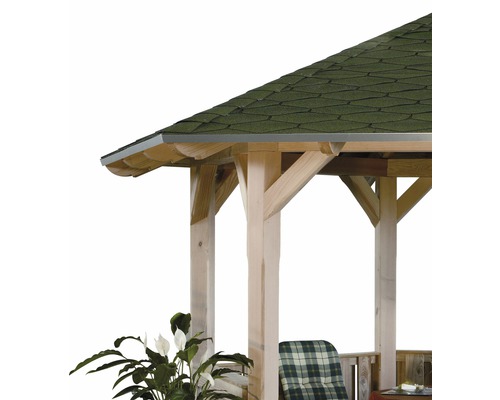 Detailansicht eines Gartenpavillons mit Holzsäulen und grünem Dach