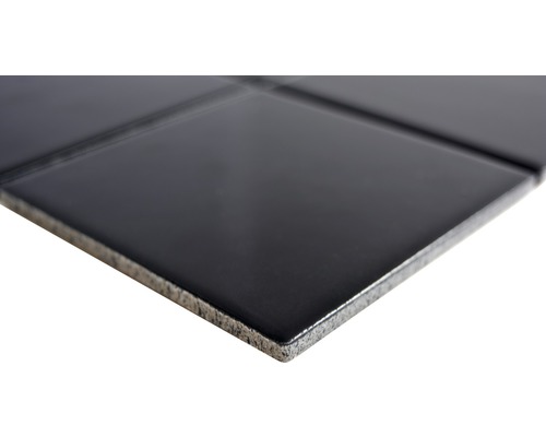 Detailaufnahme einer schwarzen glänzenden Keramikfliese