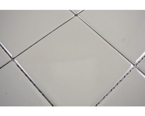 Nahaufnahme von quadratischen, hellen Keramikfliesen