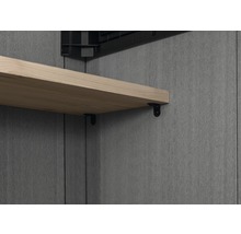 Étagère en bois avec supports noirs sur mur gris