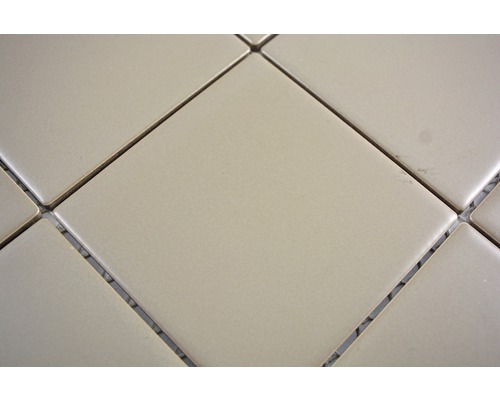 Quadratische Bodenfliesen verlegt