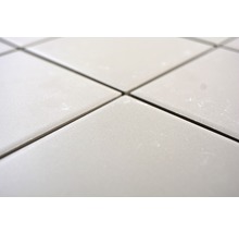 Gros plan de carreaux carrés posés