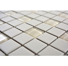 Nahaufnahme von Mosaikfliesen in quadratischer Form, bestehend aus Keramik und Glas