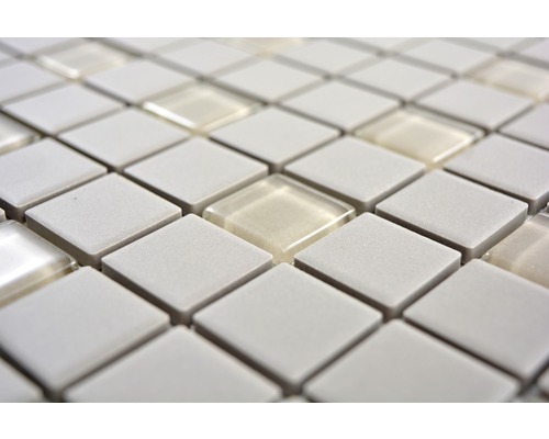 Nahaufnahme von Mosaikfliesen in quadratischer Form, bestehend aus Keramik und Glas