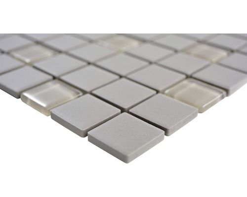 Mosaikfliese mit quadratischen, matten und glänzenden Elementen