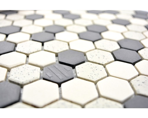 Carreaux de mosaïque de forme hexagonale dans les tons gris et crème