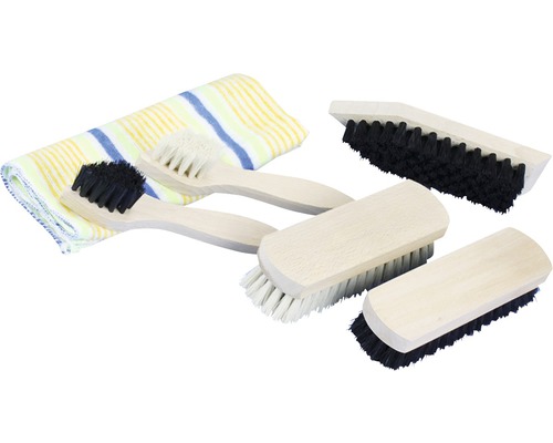 Mehrere Bürsten mit Holzgriff und ein Tuch