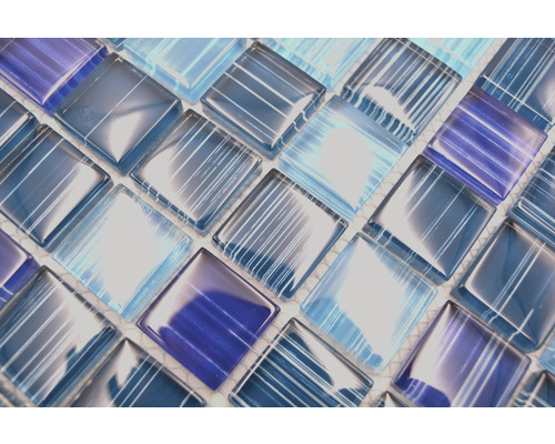 Carreaux de mosaïque de verre carrés dans différentes nuances de bleu