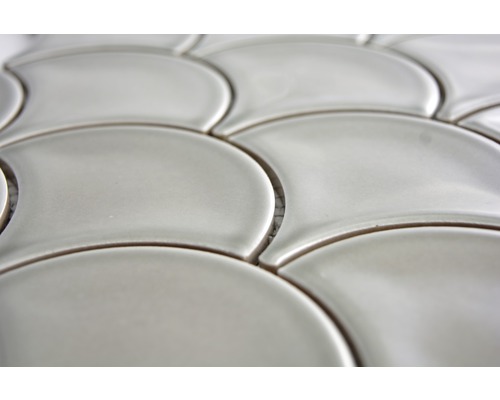 Carreaux de mosaïque en céramique en forme de demi-lune, gros plan.