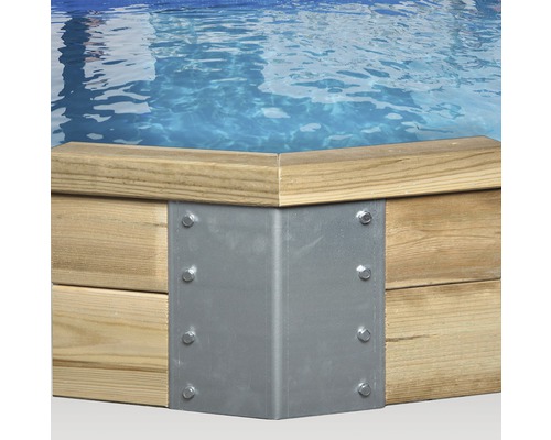 Detailansicht eines Holzpools mit Eckverbindung aus Metall