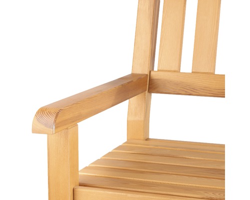 Gros plan d''un banc de jardin en bois avec accoudoir