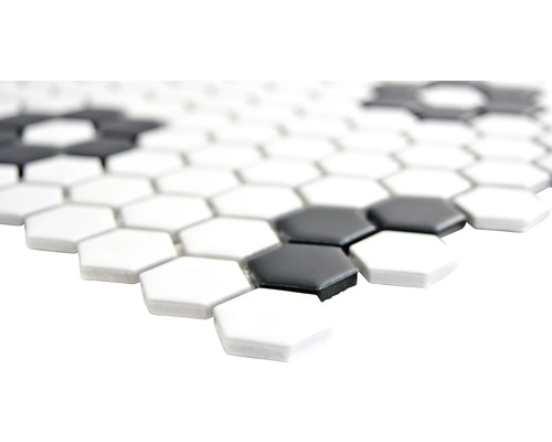 Sechseckige Mosaikfliesen in Schwarz und Weiss