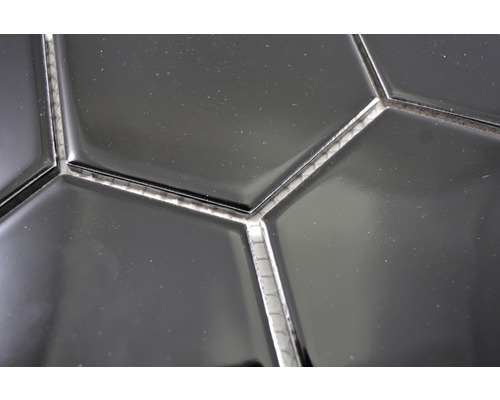 Gros plan de carreaux de céramique hexagonaux noirs avec joints