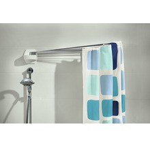 Duschvorhangstange mit Duschvorhang im Badezimmer