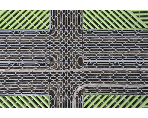 Detailansicht von ineinandergreifenden Terrassenfliesen aus Kunststoff