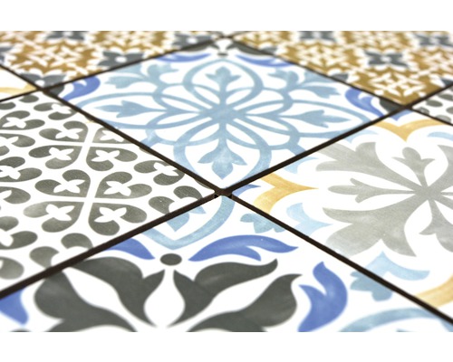 Nahaufnahme von Fliesen mit verschiedenen Mustern