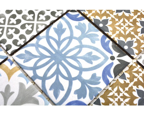 Mehrfarbige Fliesen mit Ornamentmuster