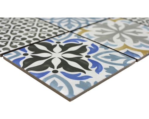 Dekorative Fliesen mit verschiedenen Musterdesigns.