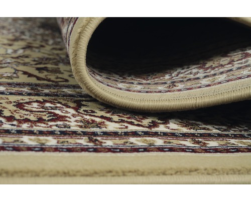 Vue détaillée d''un tapis enroulé avec un motif floral