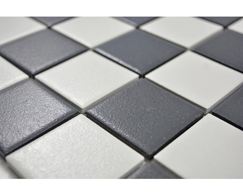 Quadratische Mosaikfliesen in Schachbrettmuster