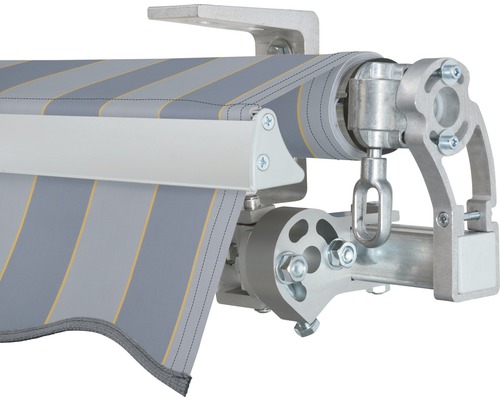 Detailansicht einer Gelenkarmmarkise mit gestreiftem Stoff und silberfarbenem Rahmen.