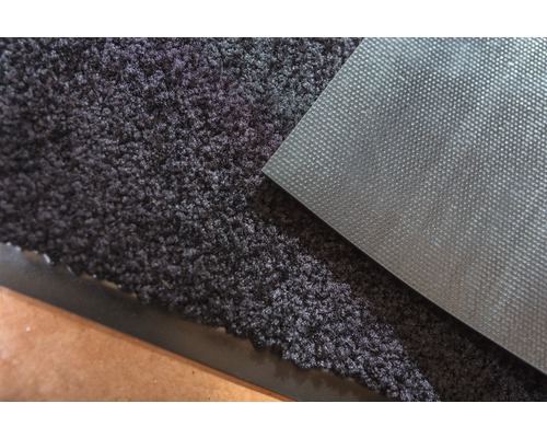 Vue détaillée d''un paillasson avec surface textile et envers structuré