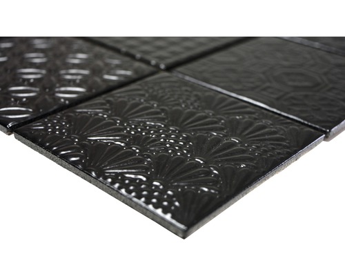 Carreau de mosaïque avec décor en relief