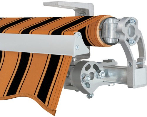 Detailansicht einer Gelenkarmmarkise mit gestreiftem Markisentuch und silberfarbenem Gestell