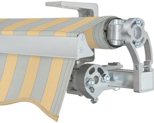 Detailansicht einer Gelenkarmmarkise mit gestreiftem Markisentuch