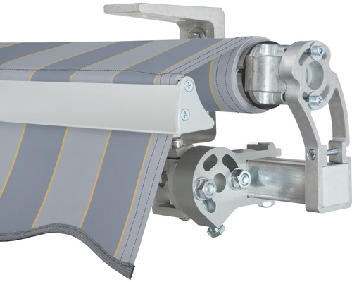Detailansicht einer Gelenkarmmarkise mit Streifenmuster und silberfarbenen Metallkomponenten