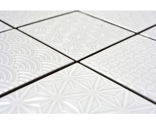 Nahaufnahme von weißen Fliesen mit verschiedenen Mustern