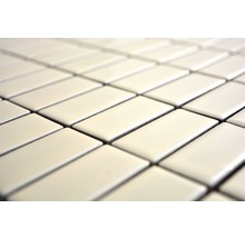 Gros plan de carreaux rectangulaires brillants disposés selon un motif répétitif