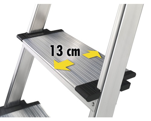 Detailaufnahme einer Aluminiumleiterstufe mit der Breitenangabe 13 Zentimeter.