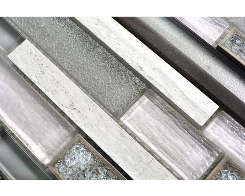 Gros plan de carreaux de mosaïque avec des éléments en verre et en pierre