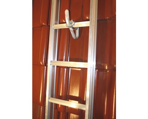 Échelle de toit avec dispositif d''accrochage sur un toit en tuiles