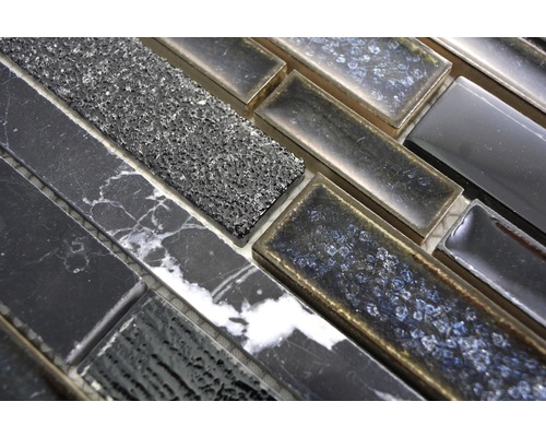 Carreaux de mosaïque dans diverses textures, notamment le marbre et le verre