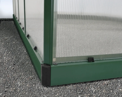 Vue détaillée d''une serre avec des plaques en polycarbonate