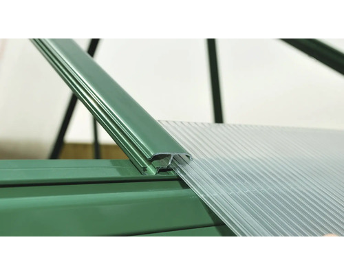 Gros plan sur la construction d''une serre avec des plaques en polycarbonate