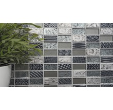 Mosaikfliesenwand mit verschiedenen Mustern