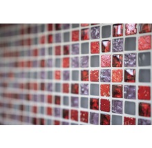 Nahaufnahme einer Wand mit roten, violetten und grauen Mosaikfliesen