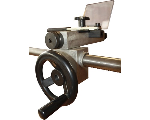 Detailansicht einer Metallvorrichtung mit Handrad und Schutzschild