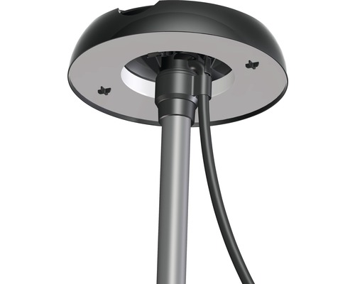 Detailansicht eines Heizstrahlers mit rundem Schirm und Standfuß