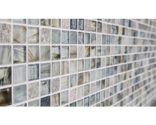 Nahaufnahme einer Mosaikfliese mit quadratischen Glasstücken.