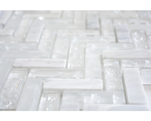 Carreaux de mosaïque en verre et marbre en motif à chevrons